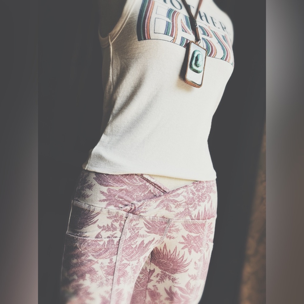 Chaser Vintage Floral Crop Leggings - Mauve Wine - NWT - Size Small - Picture 9 of 10